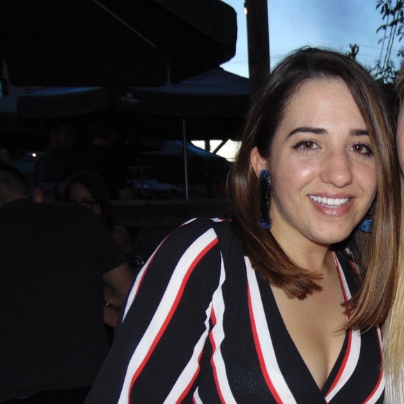 Meet your Posher, Elise - Picture 1 of 2